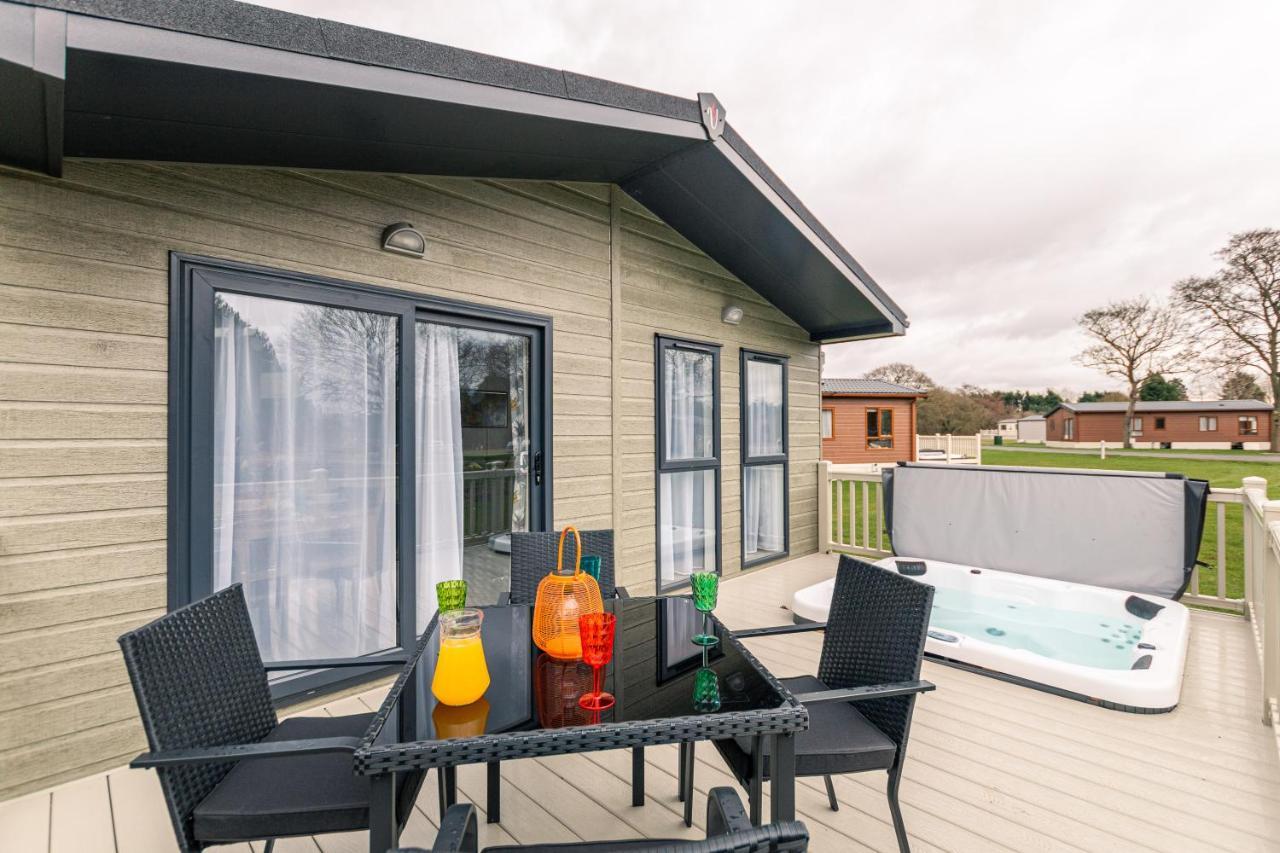 Honeysuckle Lodge With Hot Tub York Buitenkant foto